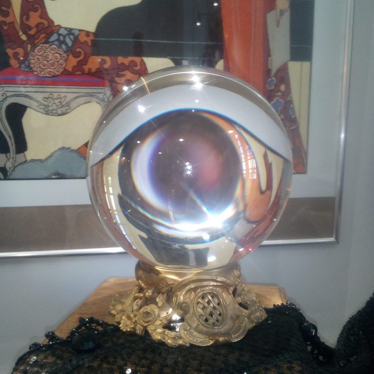 Boule de cartomancienne Bizarre, vous avez dit bizarre?
